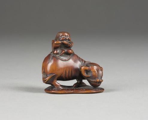 Auction 139<br>EIN HOLZGESCHNITZTES NETSUKE EINES JUNGEN AUF OCHSEN