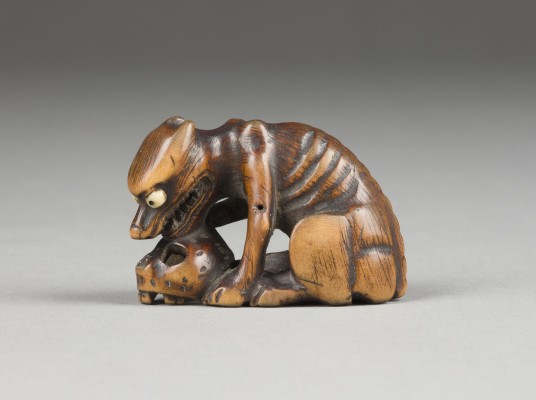 Auction 139<br>EIN HOLZGESCHNITZTES NETSUKE EINES WILDHUNDES