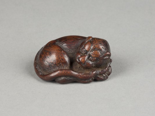 Auktion 139<br>EIN HOLZGESCHNITZTES NETSUKE EINES TIGERS