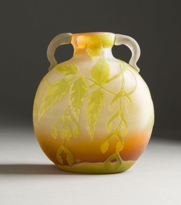 Auction 141<br>HENKELVASE MIT GLYZINIEN