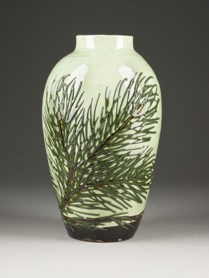 Auction 141<br>VASE MIT KIEFERZEIGEN