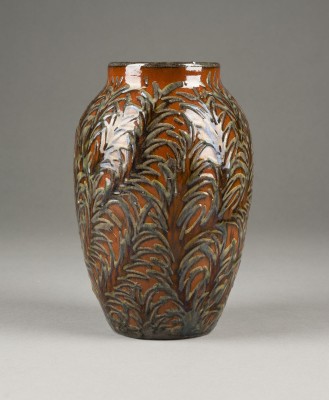 Auktion 141<br>VASE MIT BLÄTTERDEKOR