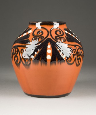 Auktion 141<br>BAUCHIGE VASE MIT RANKEN- UND BLATTDEKOR