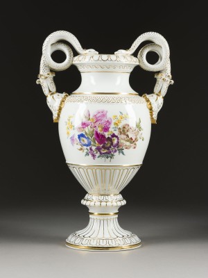 Auction 141<br>SCHLANGENHENKELVASE MIT BLUMENMALEREI