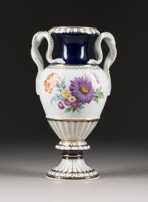 KLEINE SCHLANGENHENKELVASE MIT BLUMENMALEREI