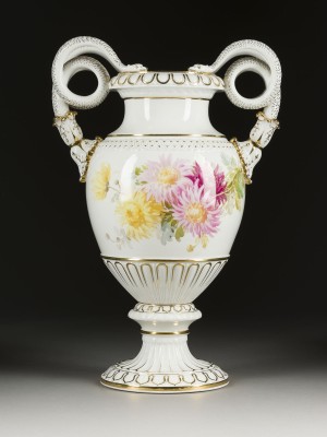 Auktion 141<br>GROSSE SCHLANEGENHENKELVASE MIT CHRYSANTHEMEN