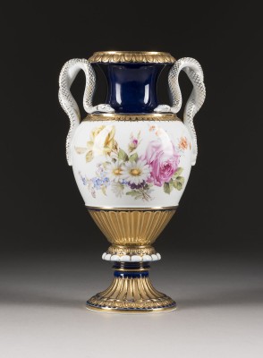 SCHLANGENHENKELVASE MIT BLUMENMALEREI