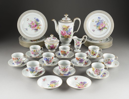 Auction 141<br>37-TEILIGES KALSSIZISTISCHES KAFFEESERVICE 'REICHE BLUMENMALEREI'