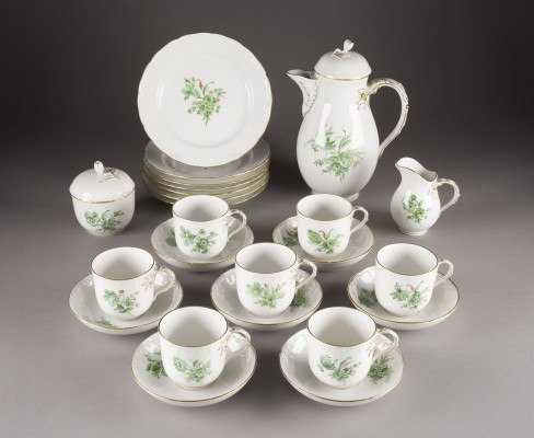 Auction 141<br>24-TEILIGES KAFFEESERVICE 'KUPFERGRÜNE BLUMENMALEREI'