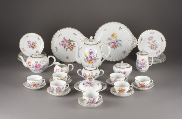 Auction 141<br>37-TEILIGES KAFFEE- UND TEESERVICE 'BLUMENAMLEREI'