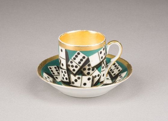 Auktion 142<br>FEINE TASSE MIT UNTERTASSE MIT DOMINO-STEINEN