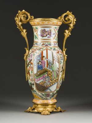 Auktion 142<br>MONUMENTALE VASE MIT CHINOISERIEN MIT BRONZE-MONTIERUNG