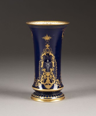 Auktion 142<br>VASE MIT RELIEFGOLD