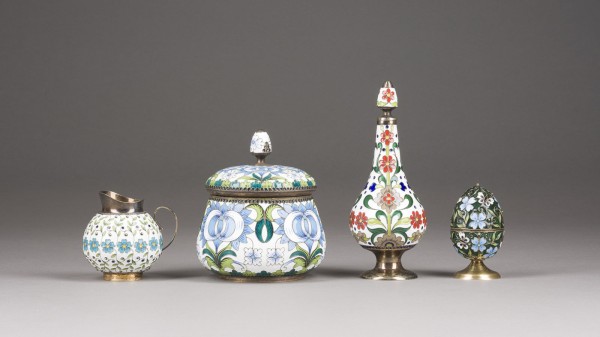 Auction 142<br>SAMMLUNG VON VIER CLOISONNÉ-EMAIL OBJEKTEN