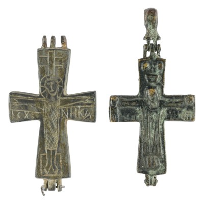 Auktion 142<br>ZWEI BYZANTINISCHE ENKOLPIA MIT CHRISTUS AM KREUZ UND HEILIGEN