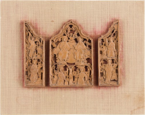 Auction 142<br>FEINES TRIPTYCHON MIT DER NEUTESTAMENTLICHEN DREIFALTIGKEIT, DER VERKÜNDIGUNG UND HEILIGEN