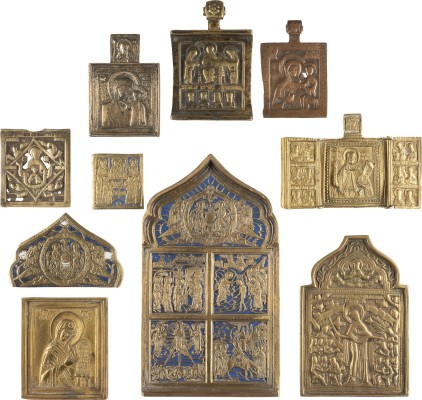 Auction 142<br>SAMMLUNG VON ZEHN BRONZE-IKONEN: DARSTELLUNGEN DER GOTTESMUTTER, DEESIS, AUSGEWÄHLTE HEILIGE, FESTTAGE SOWIE EIN FRAGMENT