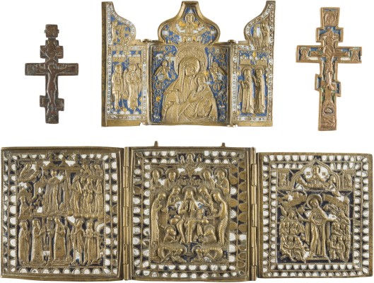 Auktion 142<br>SAMMLUNG VON VIER BRONZE-IKONEN: KRUZIFIXE SOWIE ZWEI TRIPTYCHA MIT DARSTELLUNGEN CHRISTI UND DER GOTTESMUTTER