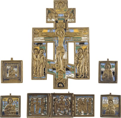 Auction 142<br>SAMMLUNG VON SECHS BRONZE-IKONEN: KRUZIFIX, AUSGEWÄHLTE HEILIGE SOWIE EIN TRIPTYCHON MIT ERWEITERTER DEESIS