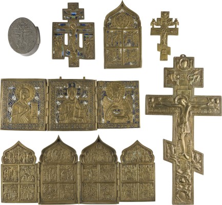 Auktion 142<br>SAMMLUNG VON SIEBEN OBJEKTEN: BRONZE-IKONEN MIT KRUZIFIXEN, FESTTAGEN UND DEESIS SOWIE EINE ZINNDOSE