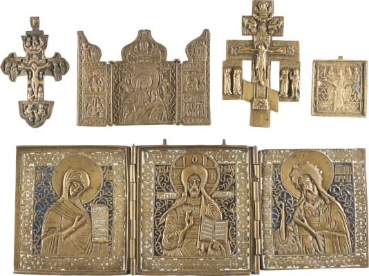 Auction 142<br>SAMMLUNG VON FÜNF BRONZE-IKONEN: KRUZIFIXE, DEESIS, HEILIGER NIKOLAUS VON MOSCHAISK UND GOTTESMUTTER DER PASSION