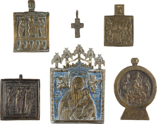 Auction 142<br>SAMMLUNG VON SECHS BRONZE-IKONEN: DARSTELLUNGEN DER GOTTESMUTTER, DEESIS, ALTTESTAMENTLICHE DREIFALTIGKEIT, AUSGEWÄHLTE HEILIGE SOWIE EIN KREUZ