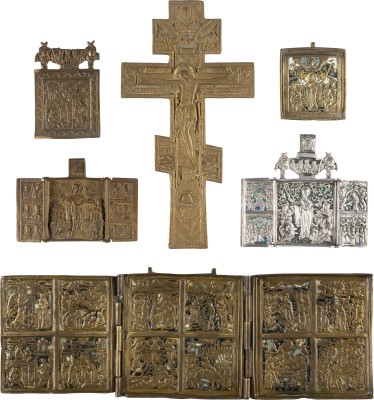 Auction 142<br>SAMMLUNG VON SECHS IKONEN: DARSTELLUNGEN DER GOTTESMUTTER, KRUZIFIX SOWIE EIN TRIPTYCHON MIT FESTTAGEN