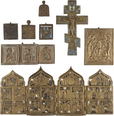 Auktion 142<br>SAMMLUNG VON ACHT BRONZE-IKONEN: GOTTESMUTTER VON SMOLENSK, KRUZIFIX, DEESIS, AUSGEWÄHLTE HEILIGE SOWIE FESTTAGE