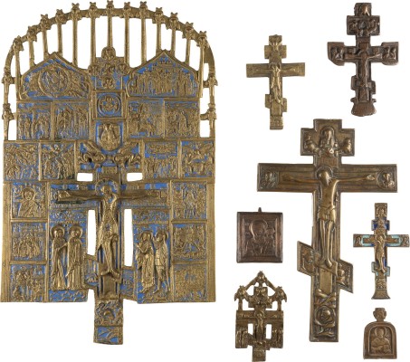 Auction 142<br>SAMMLUNG VON ACHT BRONZE-IKONEN: KRUZIFIXE, GOTTESMUTTER VON SMOLENSK SOWIE HEILIGER NIKOLAUS VON MYRA