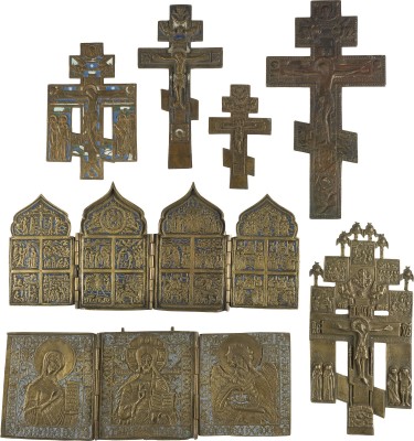 Auktion 142<br>SAMMLUNG VON SIEBEN BRONZE-IKONEN: KRIZIFIXE, EIN TRIPTYCHON MIT DEESIS SOWIE EIN TETRAPTYCHON MIT FESTTAGEN