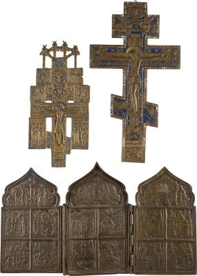 Auction 142<br>SAMMLUNG VON DREI BRONZE-IKONEN: KRUZIFIXE SOWIE EIN TRIPTYCHON MIT FESTTAGEN