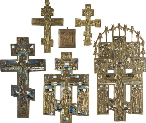 Auction 142<br>SAMMLUNG VON SECHS BRONZE-IKONEN: KRUZIFIXE SOWIE GOTTESMUTTER VON SMOLENSK