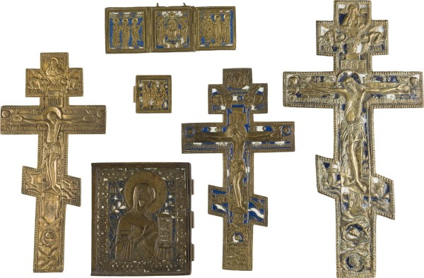 Auction 142<br>SAMMLUNG VON SECHS BRONZE-IKONEN: KRUZIFIXE, AUSGEWÄHLTE HEILIGE, EIN TRIPTYCHON MIT DEESIS SOWIE GOTTESMUTTER AUS EINER DEESIS