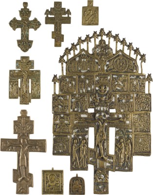 Auktion 142<br>SAMMLUNG VON ACHT BRONZE-IKONEN: KRUZIFIXE, GOTTESMUTTER VON SMOLENSK SOWIE HEILIGER NIKOLAUS VON MYRA