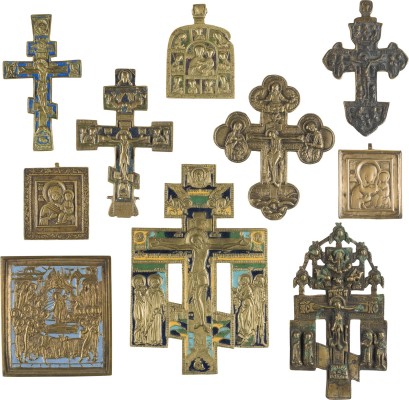 Auction 142<br>SAMMLUNG VON ZEHN BRONZE-IKONEN: KRUZIFIXE, GOTTESMUTTER VON SMOLENSK SOWIE ENTSCHLAFEN DER GOTTESMUTTER