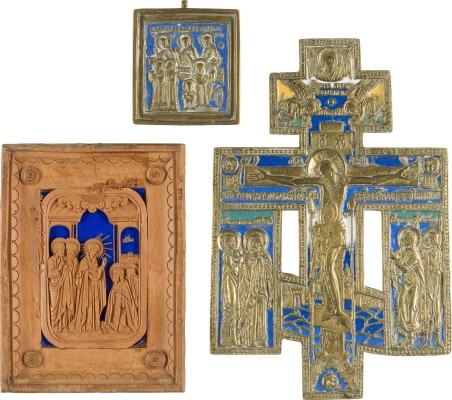 Auction 142<br>SAMMLUNG VON DREI IKONEN: DATIERTE IKONE MIT DEM ERSCHEINEN DER GOTTESMUTTER VOR HEILIGEM SERGEJ VON RADONESCH SOWIE BRONZE-IKONEN MIT KRUZIFIX UND AUSGEWÄHLTEN HEILIGEN