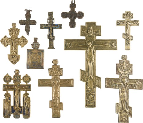 Auktion 142<br>SAMMLUNG VON ZEHN BRONZE-IKONEN: KRUZIFIXE SOWIE GOTTESMUTTER VON SMOLENSK