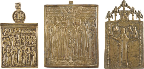 Auktion 142<br>SAMMLUNG VON DREI BRONZE-IKONEN: SCHLEIERWUNDER DER GOTTESMUTTER (POKROW) SOWIE AUSGEWÄHLTE HEILIGE