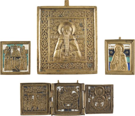 Auktion 142<br>SAMMLUNG VON VIER BRONZE-IKONEN: SIGNIERTE IKONE MIT GOTTESMUTTER VON WLADIMIR, ZWEI IKONEN MIT HEILIGEM PAISIJ SOWIE EIN TRIPTYCHON