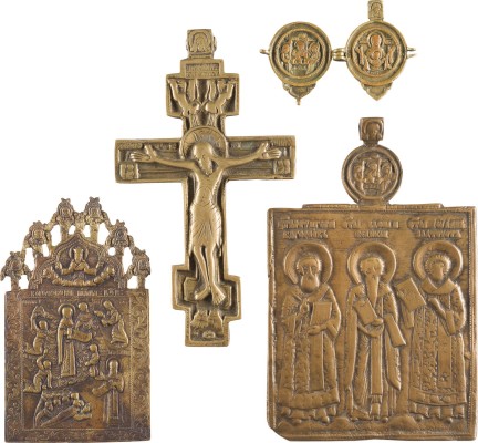 Auktion 142<br>SAMMLUNG VON VIER BRONZE-IKONEN: DARSTELLUNGEN DER GOTTESMUTTER, KRUZIFIX, DREIFALTIGKEIT SOWIE AUSGEWÄHLTE HEILIGE