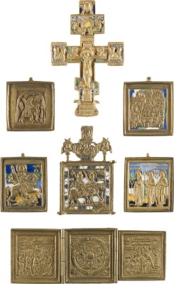 Auktion 142<br>SAMMLUNG VON SIEBEN BRONZE-IKONEN: KRUZIFIX, AUSGEWÄHLTE HEILIGE, ALTTESTAMENTLICHE DREIFALTIGKEIT SOWIE EIN TRIPTYCHON