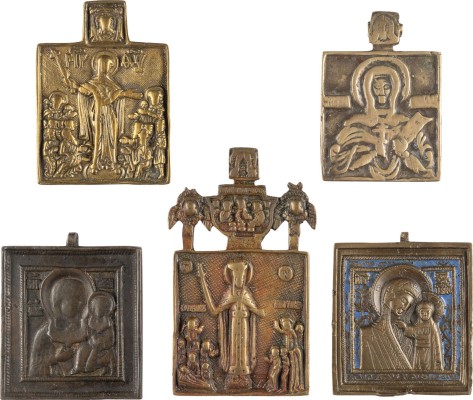 Auktion 142<br>SAMMLUNG VON FÜNF BRONZE-IKONEN: SIGNIERTE IKONE MIT DER GOTTESMUTTER VON KASAN SOWIE IKONEN MIT DARSTELLUNGEN DER GOTTESMUTTER UND HEILIGER PARASKEWA