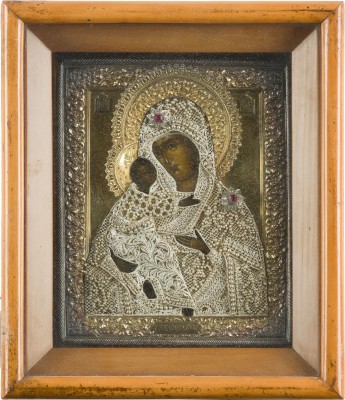 Auction 142<br>KLEINE IKONE MIT DER GOTTESMUTTER VON WLADIMIR (WLADIMIRSKAJA) MIT VERMEIL-OKLAD IM KIOT