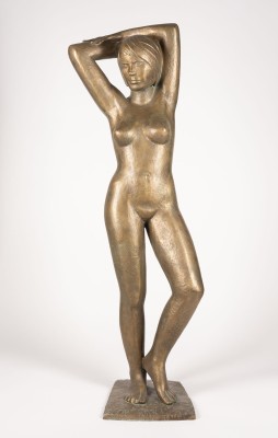 Auction 144<br>GROSSE BRONZE 'STEHENDE, WEIBLICHER AKT MIT HINTER DEM KOPF VERSCHRÄNKTEN ARMEN' (1968)