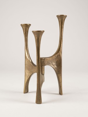 Auktion 144<br>BRUTALISTISCHER DREIBEINIGER KERZENHALTER AUS BRONZE (UM 1960)