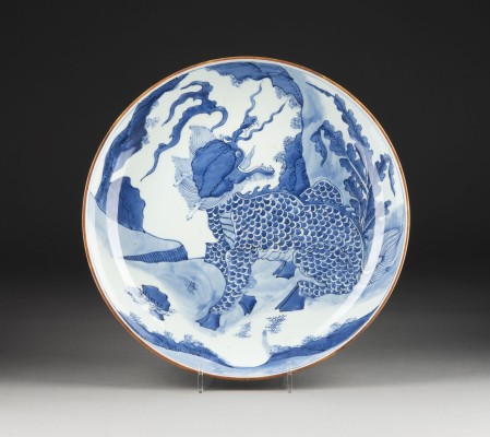 Auction 143<br>EINE GROSSE BLAU-WEISSE SCHALE MIT DER DARSTELLUNG VON QILIN