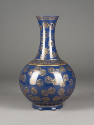 Auction 143<br>EIN GOLD BEMALTES BLAUGLASIERTES VASE MIT BLUMENKUGELDARSTELLUNG