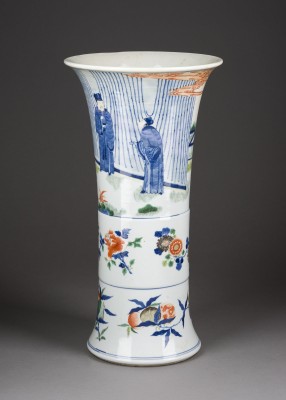 Auktion 143<br>EINE WUCAI VASE MIT FIGURENDARSTELLUNG IN GU-FORM