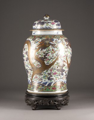 Auktion 143<br>EINE KANTONESISCHE FAMILLE ROSE BALUSTER VASE UND DECKEL MIT DRACHENDARSTELLUNG