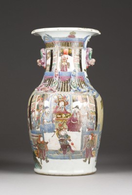 Auction 143<br>EINE FAMILLE ROSE VASE MIT FIGURENDARSTELLUNG